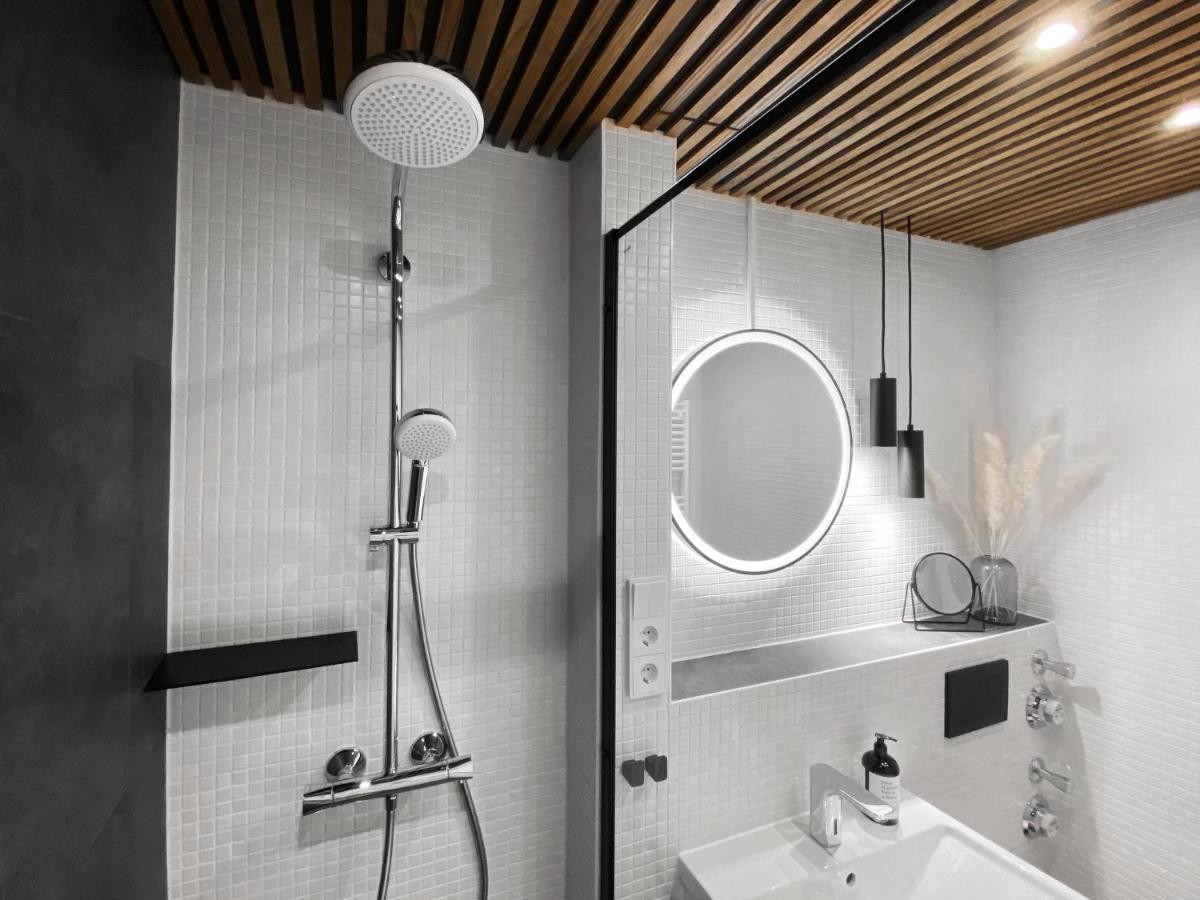Seaside Rooms - Zentrales Design-Apartment Mit Balkon & Parkplatz - 2 Minuten Zum Strand Timmendorfer Strand Bagian luar foto